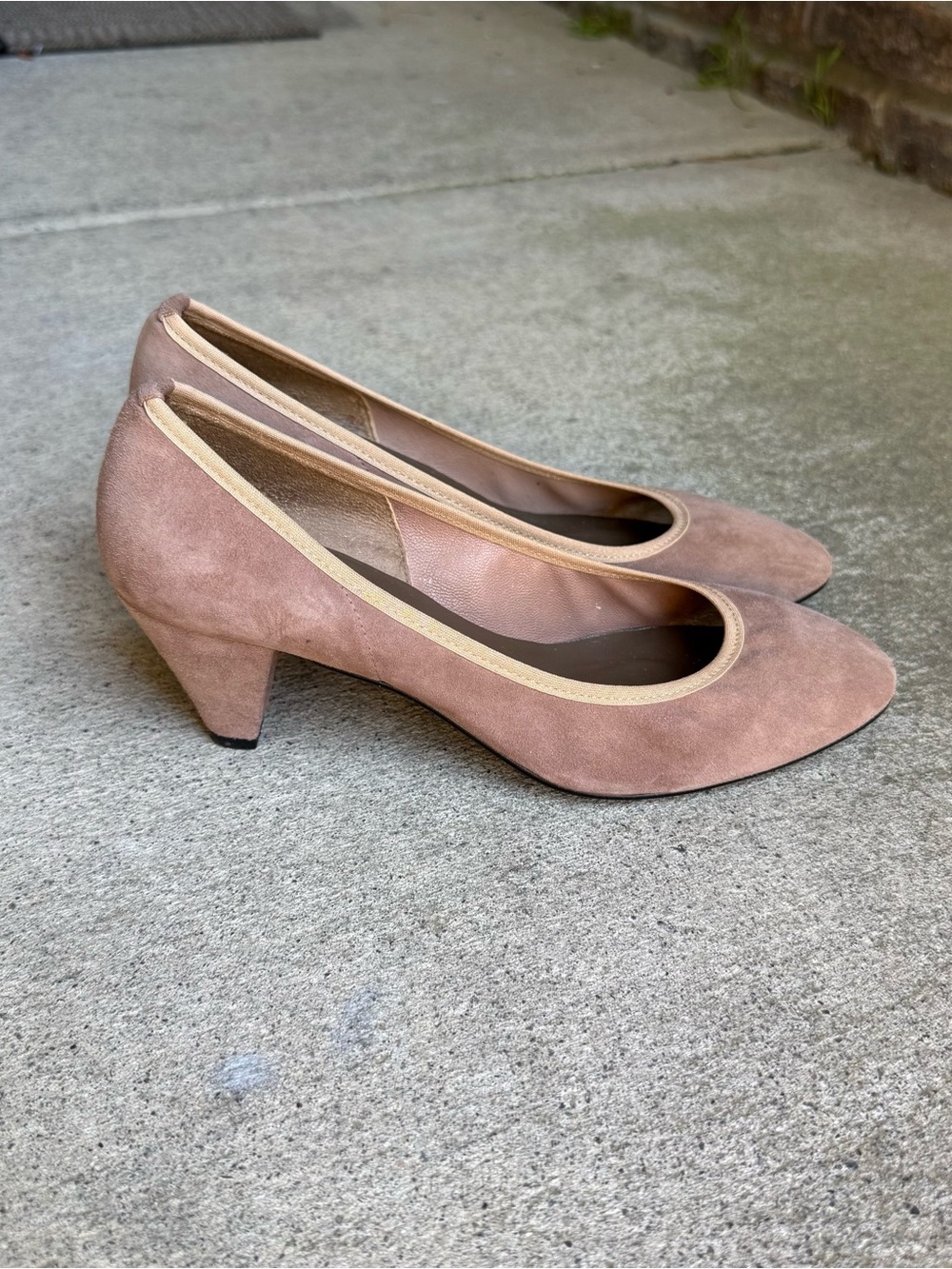 Charles David Taupe Suede Heels size 7(37)